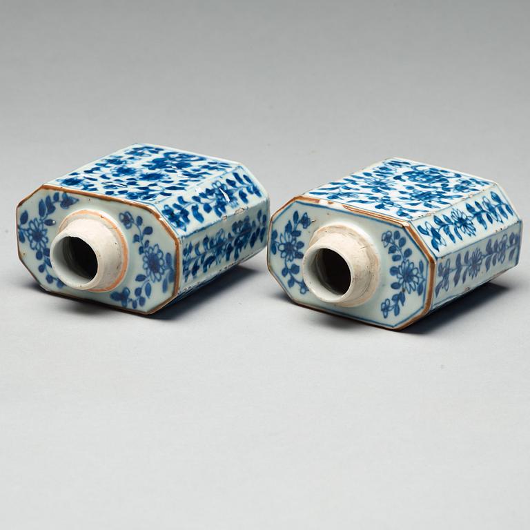 A pair of blue and white tea caddies with covers, Qing dynasty, Kangxi (1662-1722).