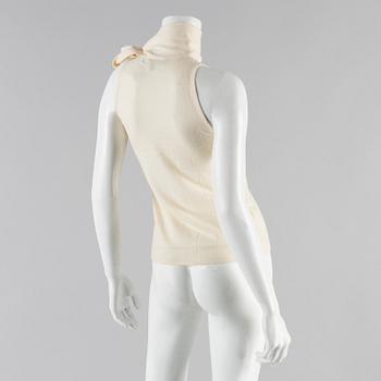 Creamwhite cashmere top by Ralp Lauren.