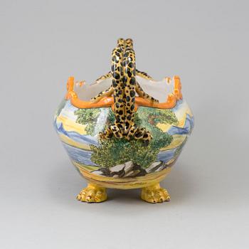 An Italian porcelaine 20th century  table centerpiece with lion feet and snake handles.