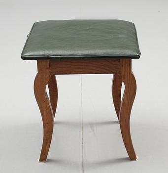 ÖRONLAPPSFÅTÖLJ med PALL, engelsk stil, 1900-tal.