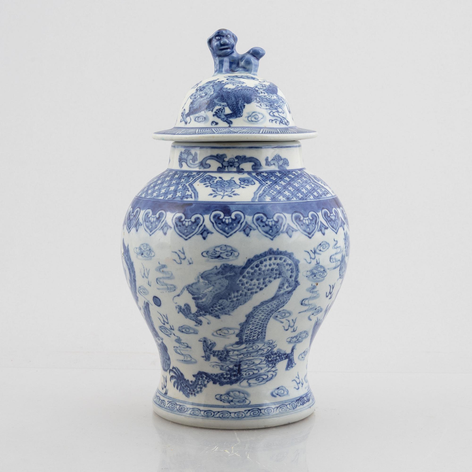 A porcelain urn with cover, China, 20th century.