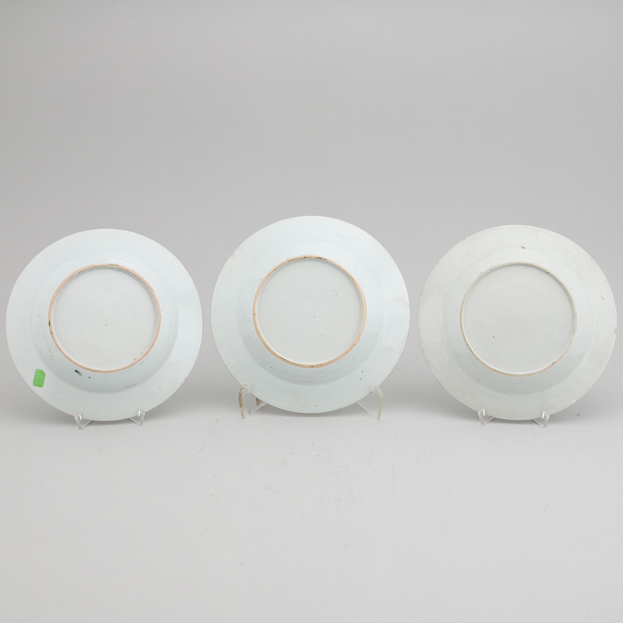 TALLRIKAR, tre stycken, kompaniporslin. Qingdynastin, Qianlong (1736-95).