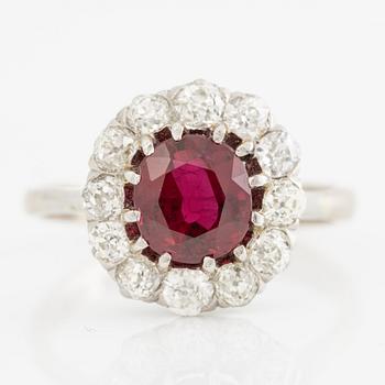 Ring, carved, 18K white gold with a ruby and old-cut diamonds.