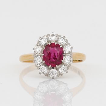 RING, 18K guld med ovalslipad rubin, ca 0,93 ct och  diamanter, tot ca 0,54 ct, Stockholm, 1936. Total vikt ca 2,66 g.
