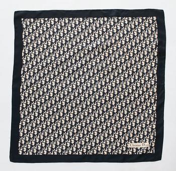 CHRISTIAN DIOR, tre stycken scarfs.