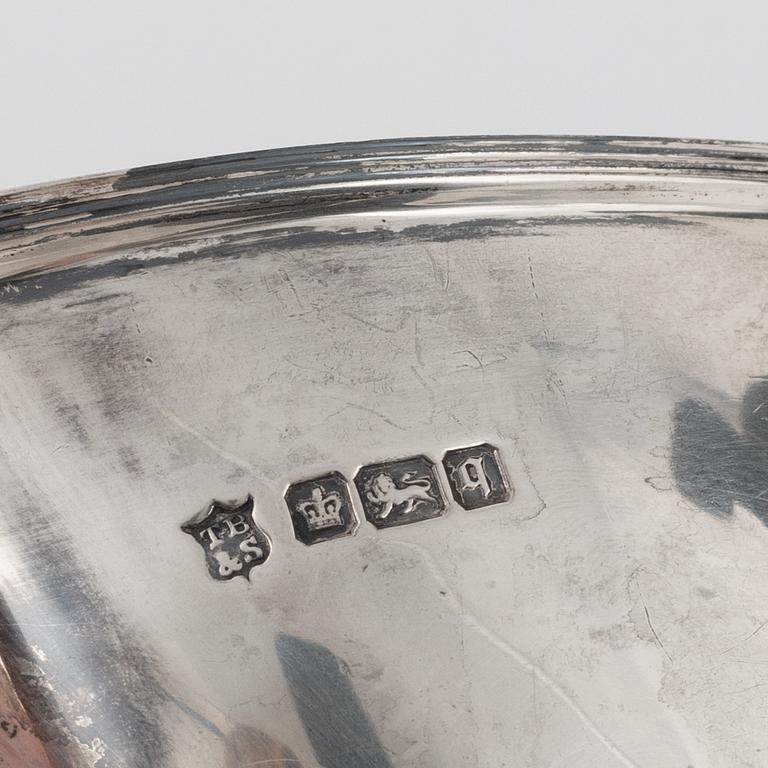 An English Silver Teapot, Creamer and Sugar Bowl, mark of Thomas Bradbury & Sons Ltd, Sheffield 1908-1910.