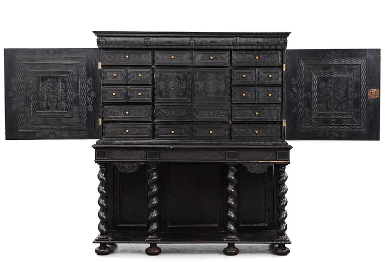 Det Bondeska Skåpet, sannolikt Paris, 1600- samt 1800-tal, Louis XIV och Louis XIV-stil.