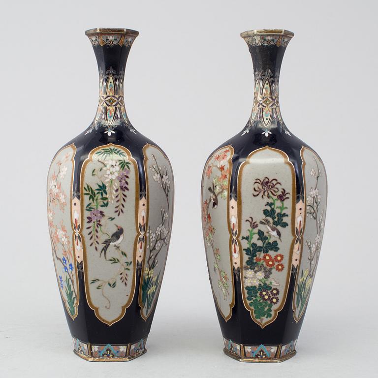 A pair of Japanese cloisonne vases, Meiji period (1868-1912).