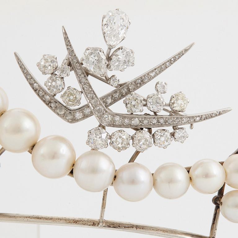 Diadem odlade pärlor samt avtagbar WA Bolin brosch med gammalslipade diamanter.