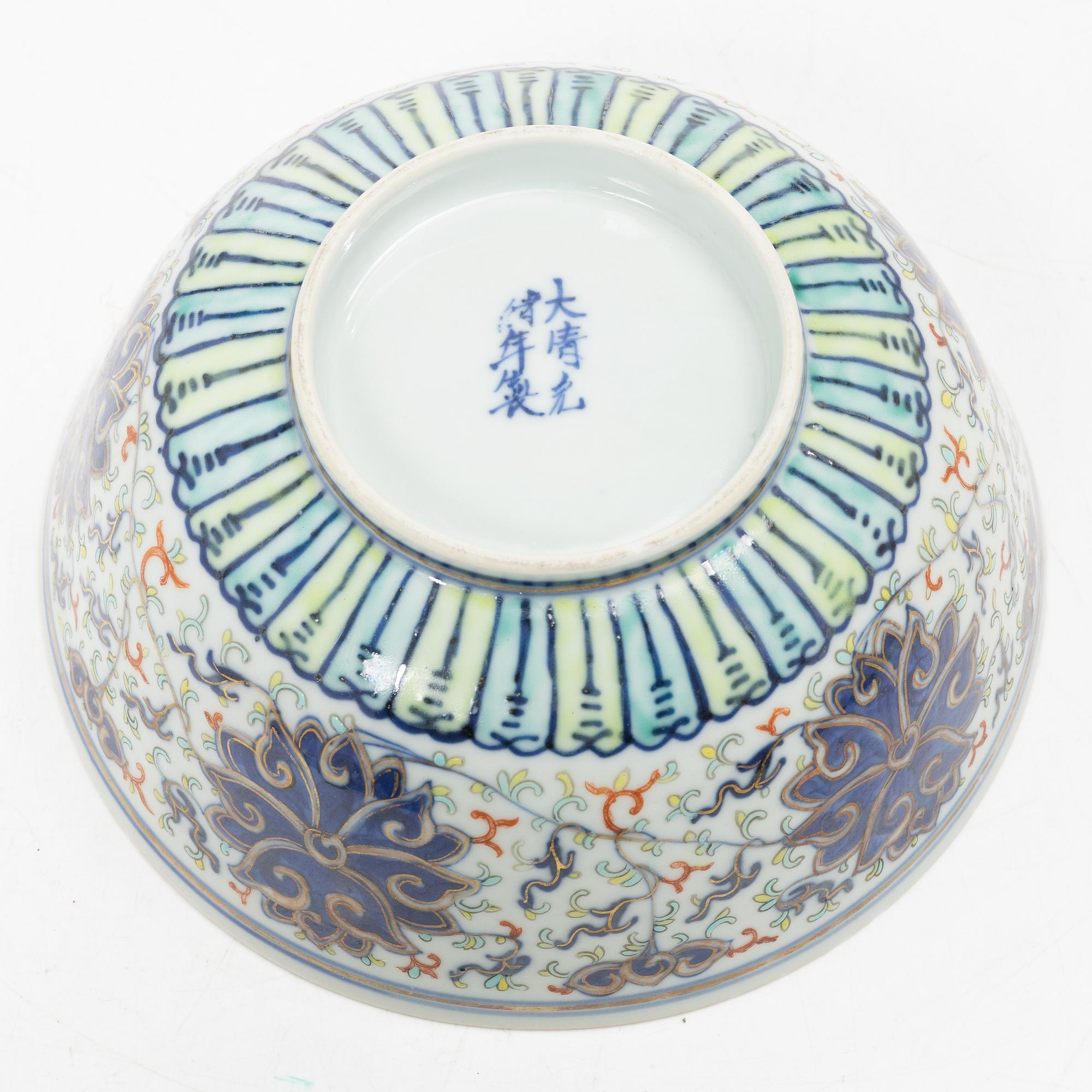 Skål, porslin, Kina, med Guanxus märke och period (1871-1909).