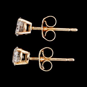 ÖRHÄNGEN, 1 par, 14 k guld, solitära briljantslipade diamanter tot 0.72 ct.