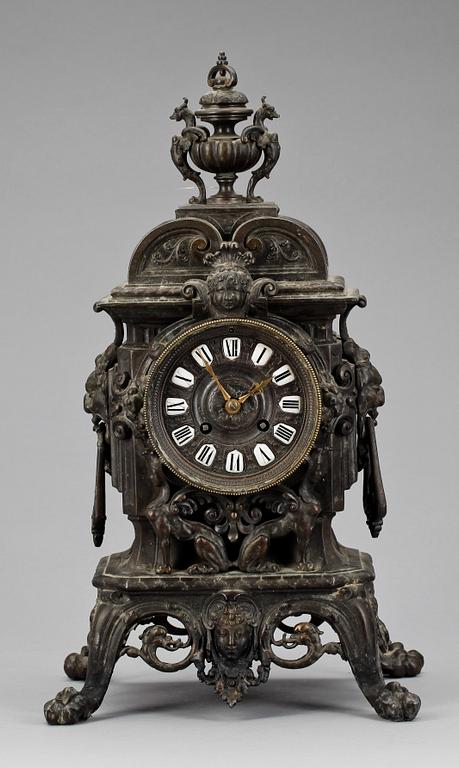 BORDSPENDYL, mörkpatinerad brons, Louis XIV-stil, urverk märkt Japy Frere, Paris, Frankrike, 1800-talets slut.