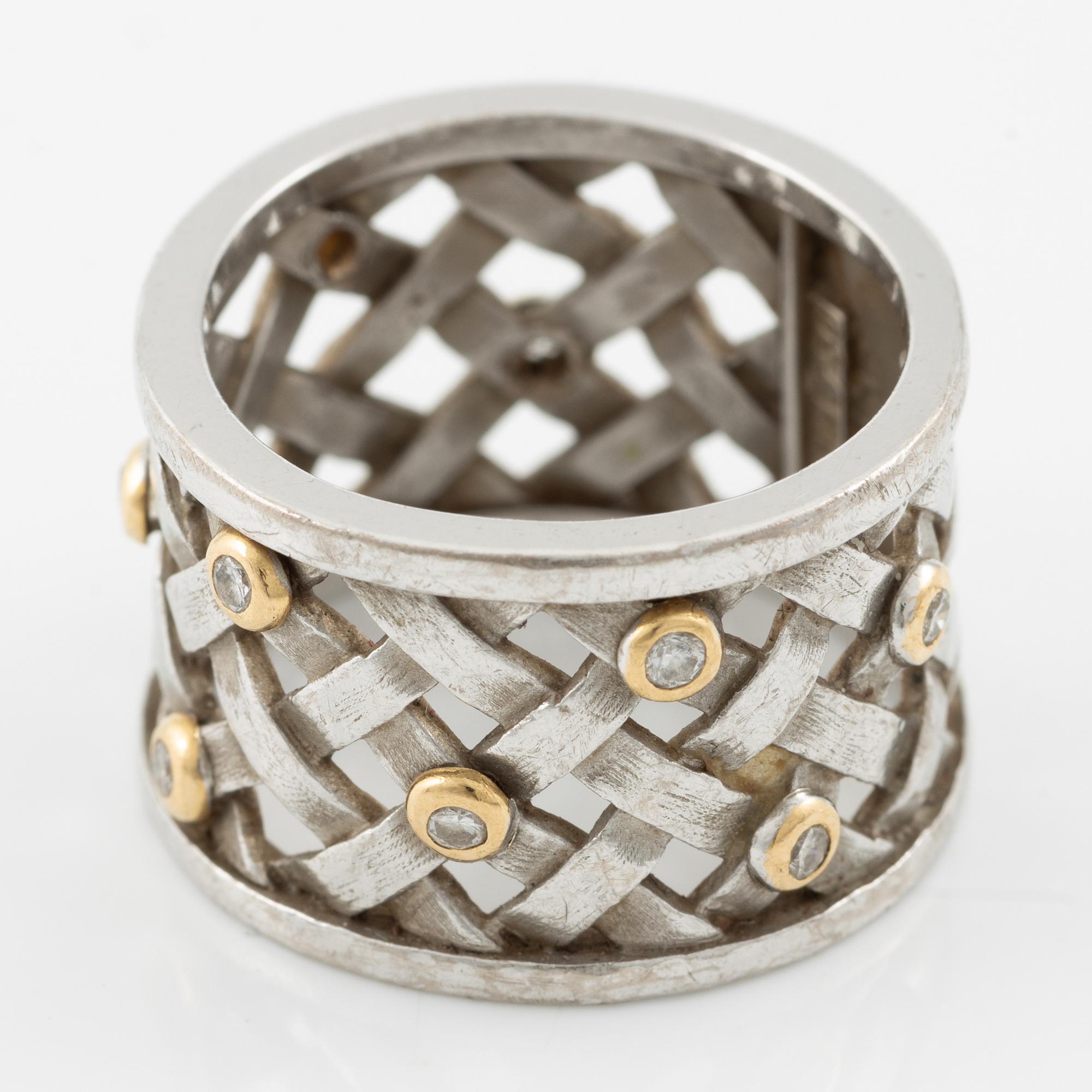 Ole Lynggaard, Ring "Flet" 18K vitguld med runda briljantslipade diamanter.