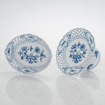 A set of 4 porcelain service pieces, "Onion pattern/Zwiebelmuster", Meissen and Teichert-Werke in Meissen, Germany.