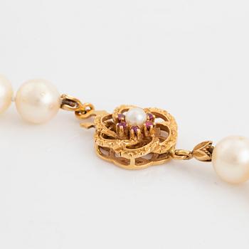 A cultured pearl necklace.