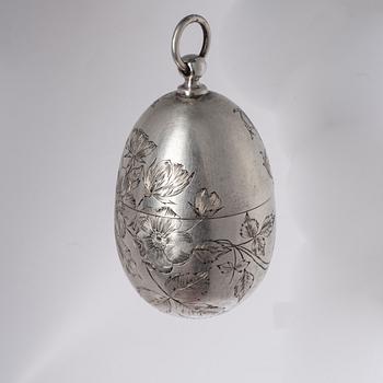 DEKORATIONSÄGG, silver, märkt А.Л (A.L) S:t Petersburg 1882-1899. Tot. vikt 126,5 g.