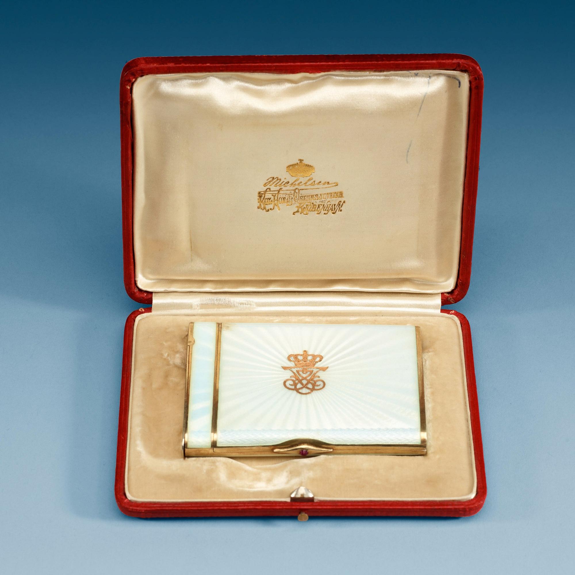CIGARETTETUI med tändplån, guld och vit emalj. Frankrike, 1900-tal.
