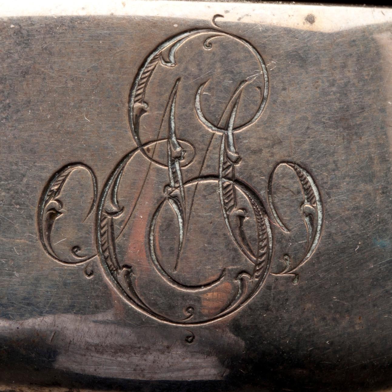 SALTKAR, 2 st, Ryssland, S:t Petersburg och Tyskland, sekelskiftet 1800/1900. STRÖARE, 2 st, silver. Vikt tot. 79 g.