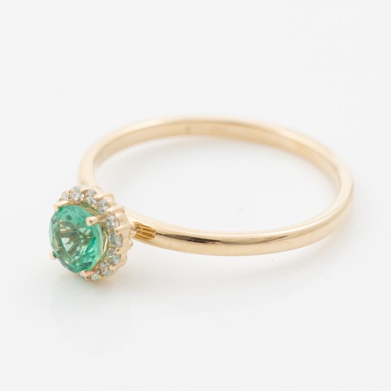 Ring in 14K gold with an emerald and small brilliant-cut diamonds.