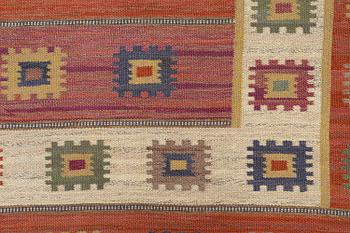 Märta Måås-Fjetterström, a flat weave 'Röd grön äng' carpet, c. 402 x 305 cm, signed MMF.