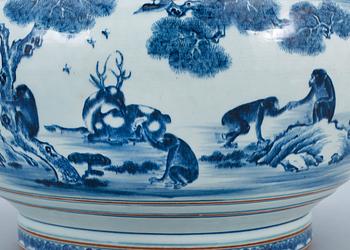 A large blue and white basin, Qing dynasty.