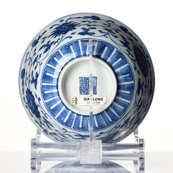 Skål, porslin. Qingdynastin, med Qianlongs märke och period (1736-95).