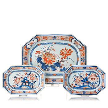 969. A set of 3 imari serving dishes, Qing dynasty, 18th Century.