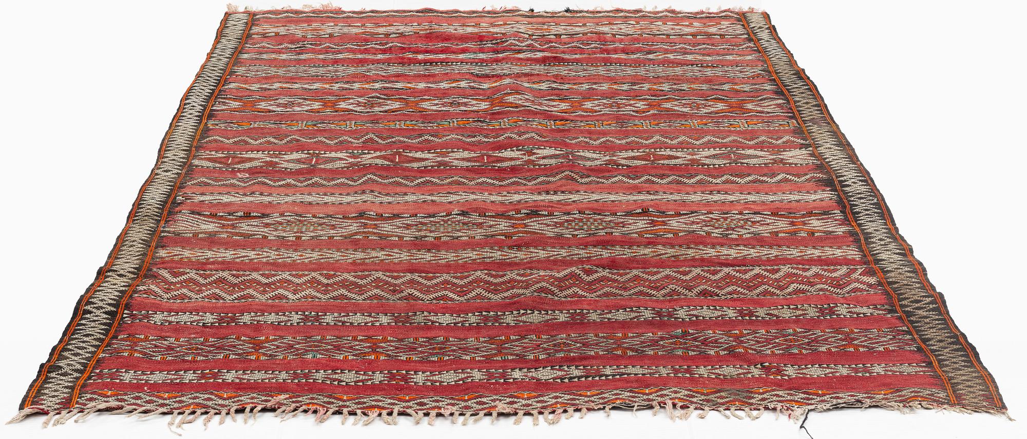 Matta, Orientalisk slätvävd, Old, ca 270 x 175 cm.