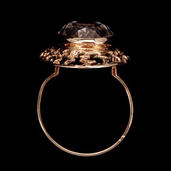 RING, guld 14K, syntetisk spinell, Pekka I Aulin, Åbo 1972. Vikt 9 g.