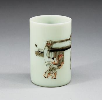 A glass brush pot, late Qing dynasty.