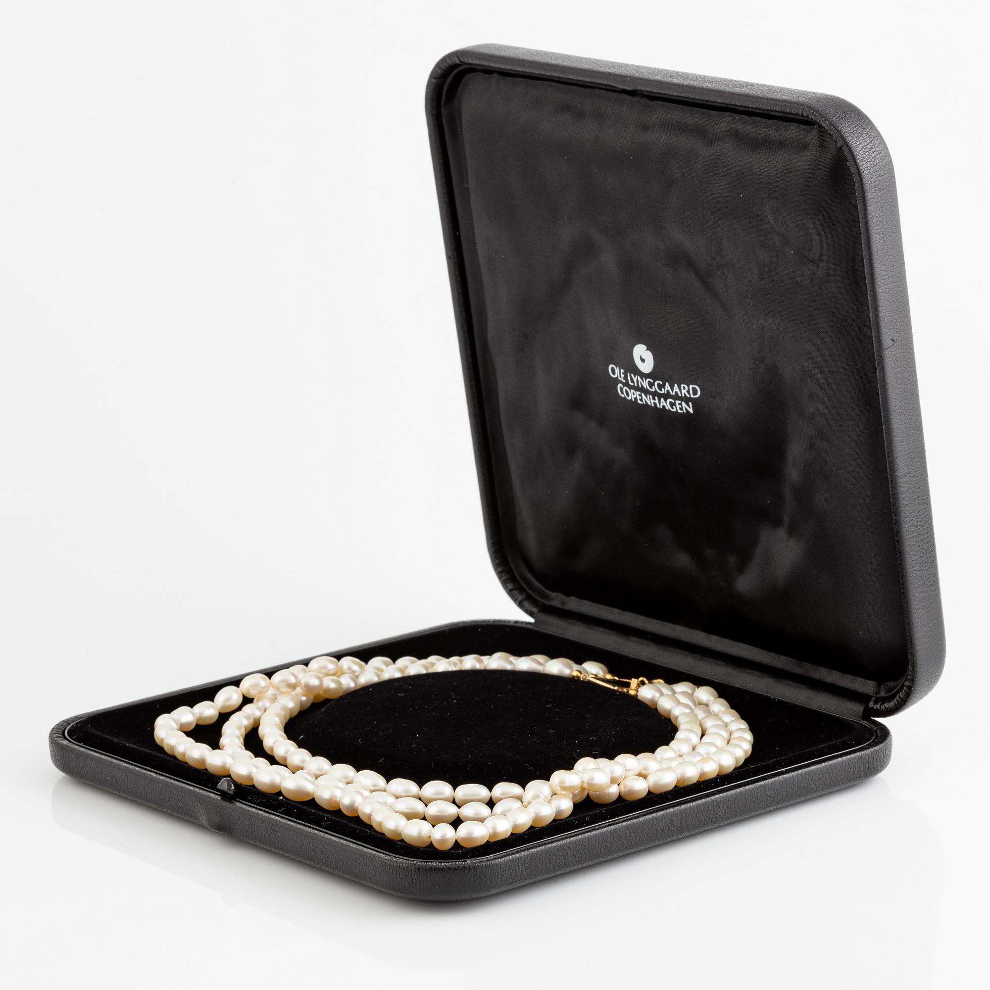 Necklace, cultured pearls, clasp 18K gold.