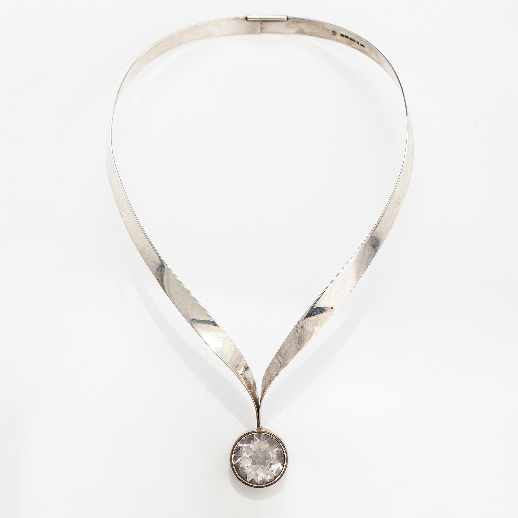 Kaulakoru, sterlinghopeaa ja vuorikristalli. Kaunis Koru, Helsinki 1972.