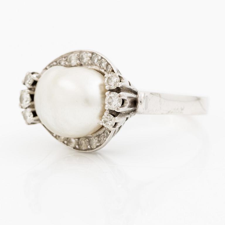 Ring 18K vitguld med pärla och runda briljantslipade diamanter.