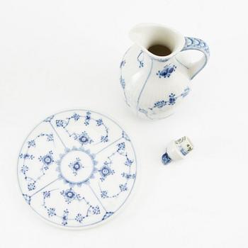 Service approximately 51 pieces "Musselmalet" Royal Copenhagen Denmark porcelain, late 20th century.