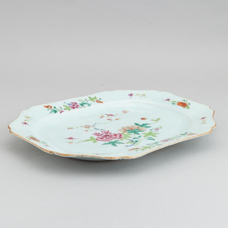 A famille rose decorated porcelain serving dish, Qing dynasty, Qianlong (1736-1795).