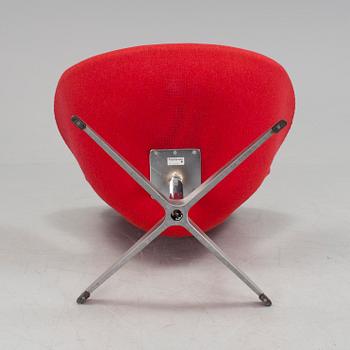 A pair of "Svanen" lounge chairs by Arne Jacobsen.