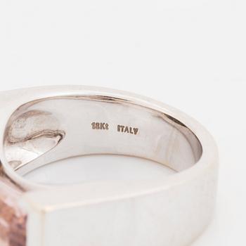 Tina Karlsson ring 18K vitguld med en trappslipad turmalin.