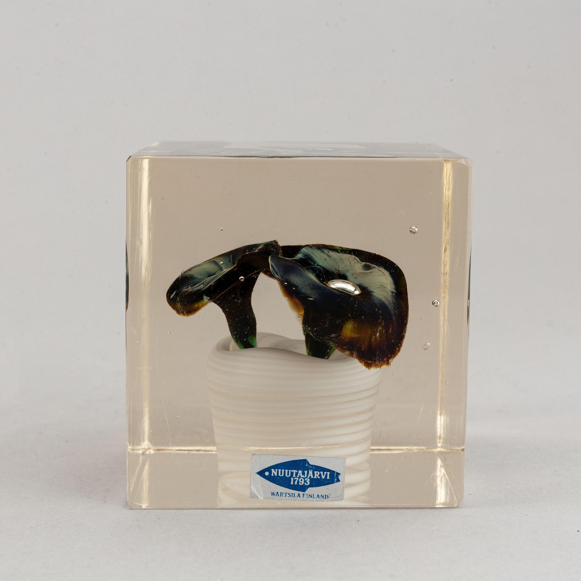 Oiva Toikka, a glass cube, Nuutajärvi Notsjö, 1978, numbered 480/2000.