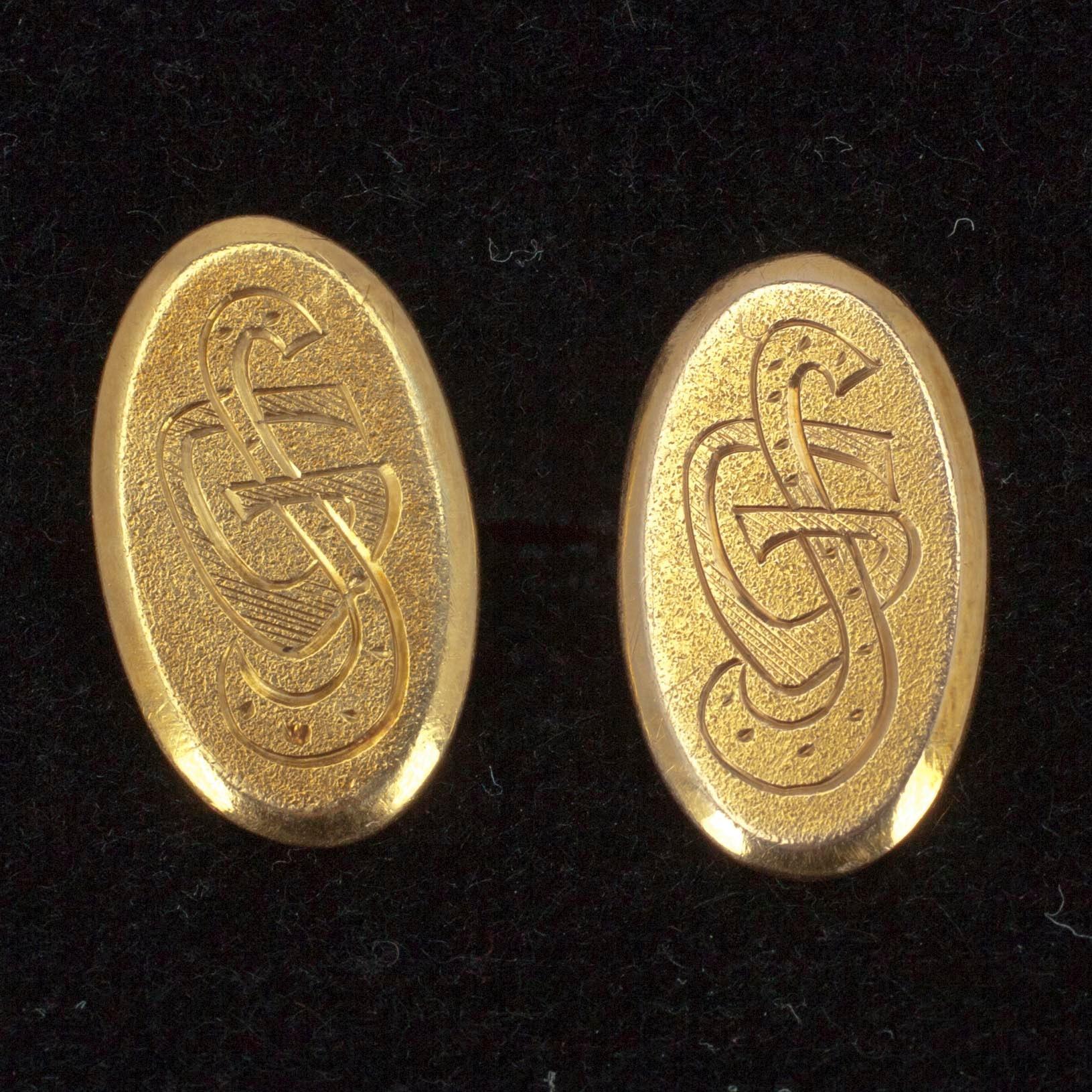 MANCHETTKNAPPAR, ett par, samt RINGAR, 2 st. 18K guld, silver 830, karneol. Tot. vikt ca 15,8. 1900-tal.