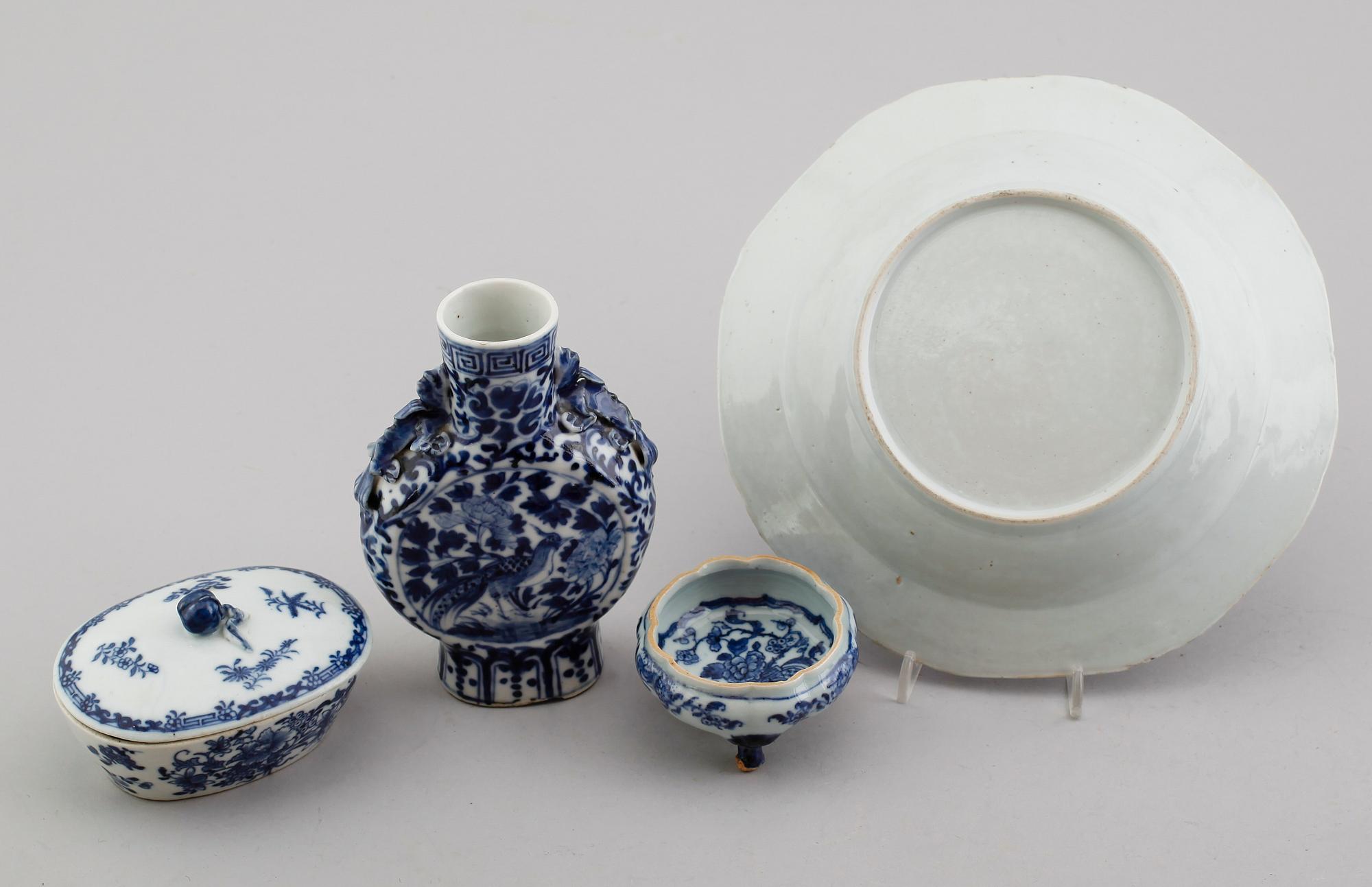 SKÅL, PILGRIMSKRUS, TALLRIK OCH DOSA, 4 delar, porslin, Kina, Qianlong 1736-1795.