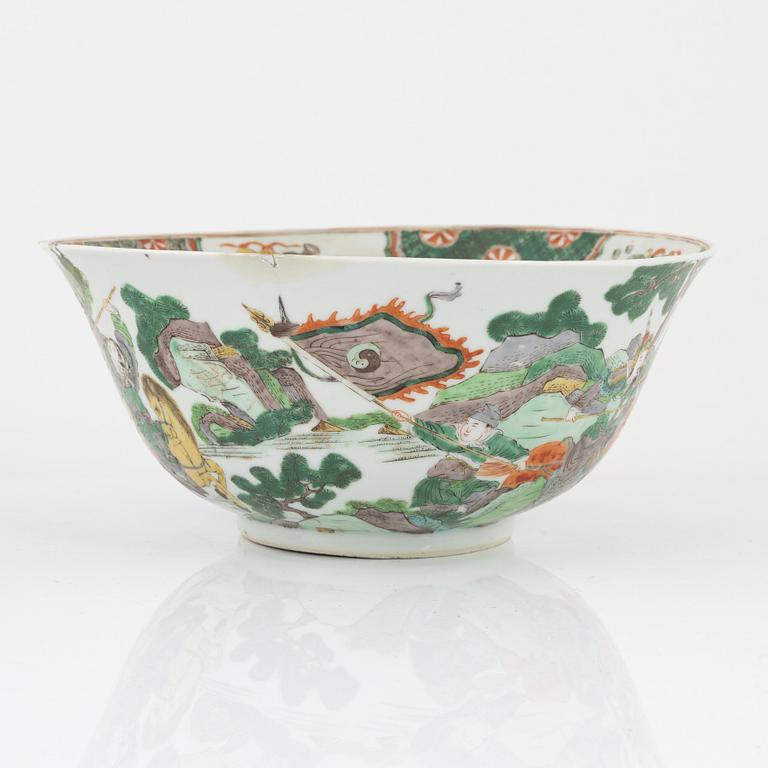 A Chinese famille verte bowl, Qing dynasty, 19th century.