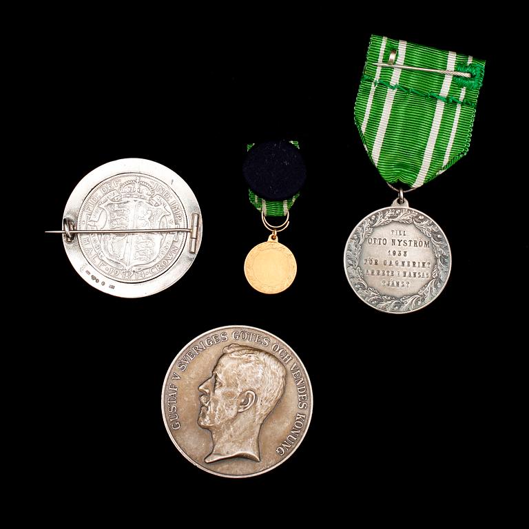 MEDALJER, 4 st, silver och guld. Tot guldvikt 6 g.