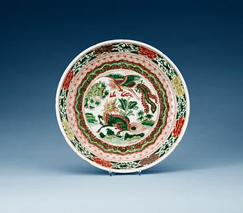 1369. A famille verte charger, Qing dynasty, Kangxi (1662-1722).