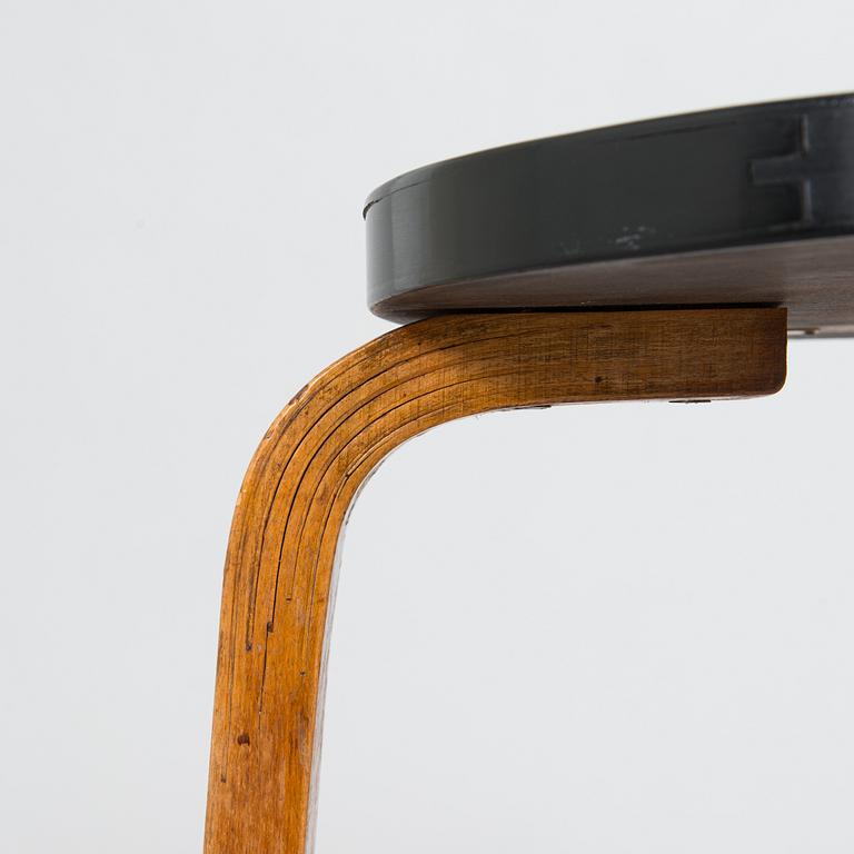 Alvar Aalto, jakkarapari, malli 60, O.Y. Huonekalu-ja Rakennustyötehdas A.B, Finmar, Suomi, 1934–39.