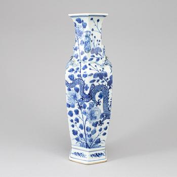 A blue and white vase, Qing dynasty, 19th century.