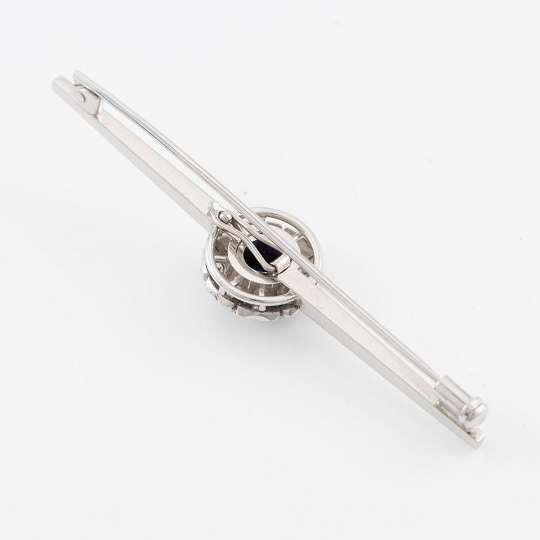 Brooch/pendant, 18K white gold with sapphire and brilliant-cut diamonds.