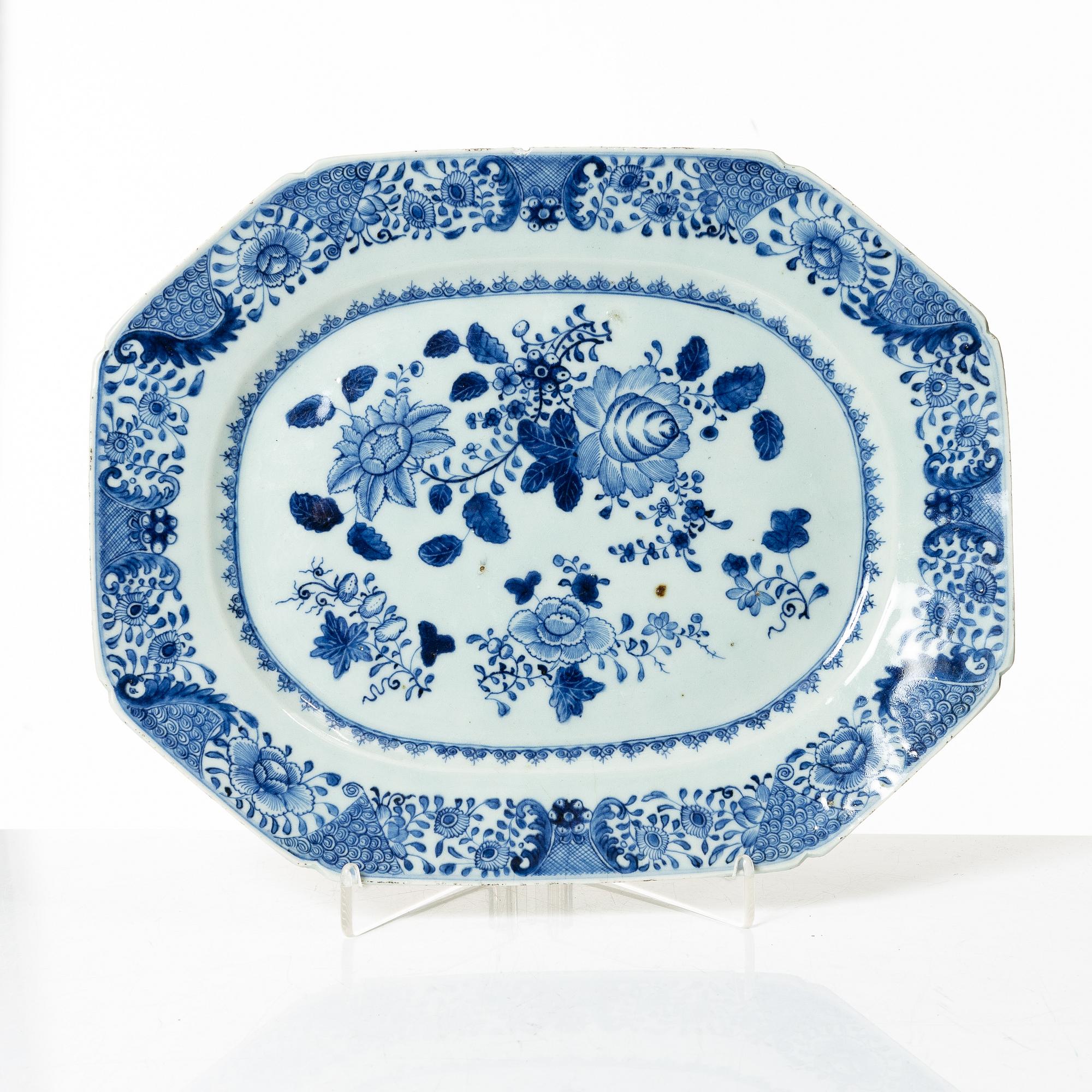 A Chinese blue and white export porcelain dish, Qing dynasty, Qianlong (1736-95).