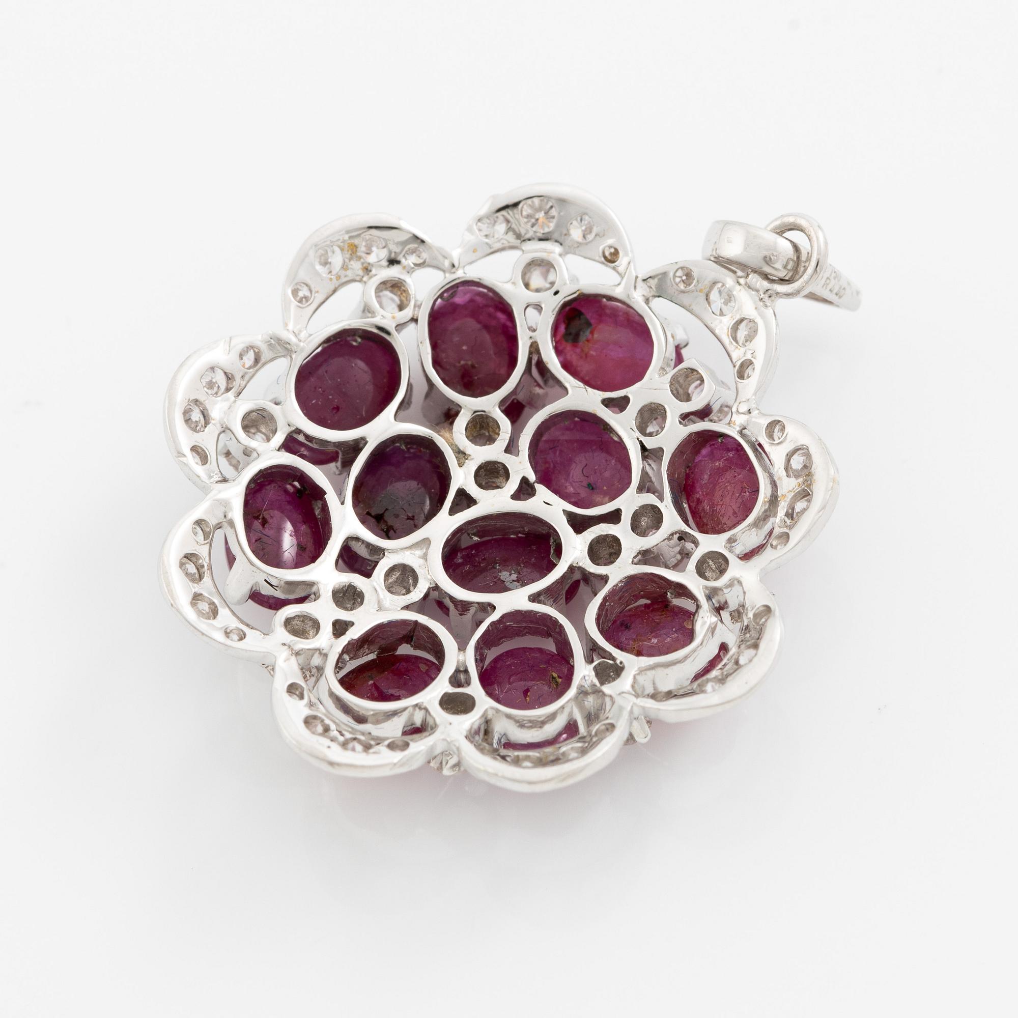 Hänge, 18K vitguld med cabochonslipade rubiner och briljantslipade diamanter.