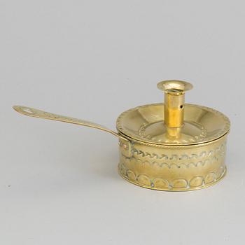 AN 18TH CENTURY BRASS NIGHT LIGHT HOLDER.