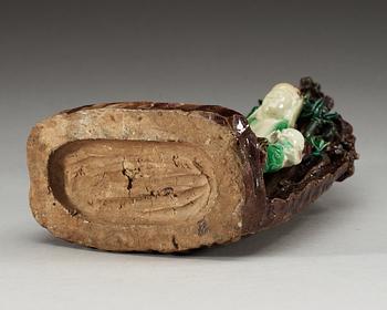 GUANYIN med ADORANTER, porslin. Qing dynastin, Kangxi (1662-1722).